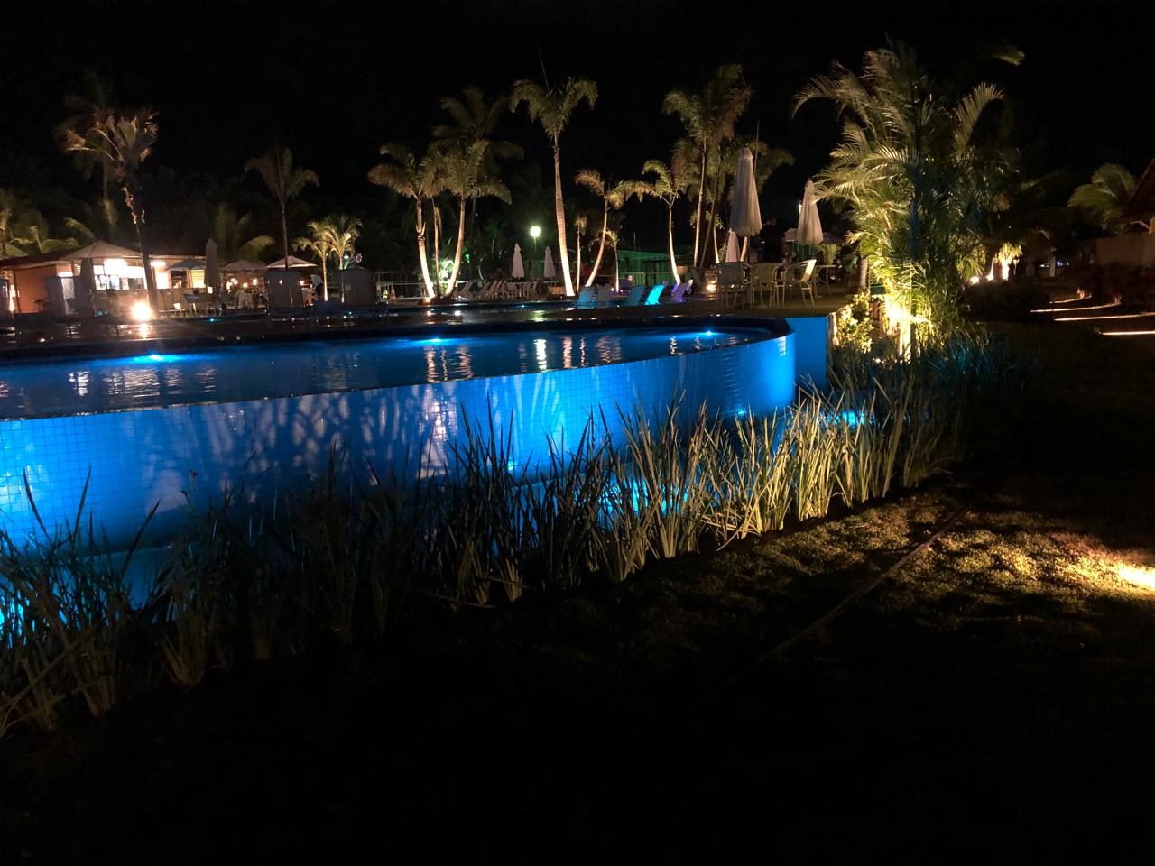 Piscina residencial com iluminação noturna