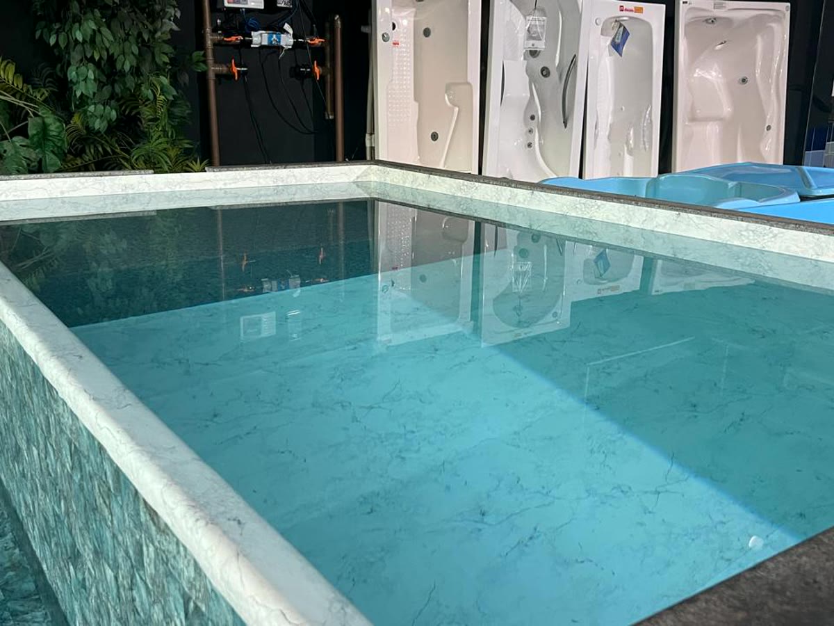 Piscina com revestimento em manta armada e borda elevada